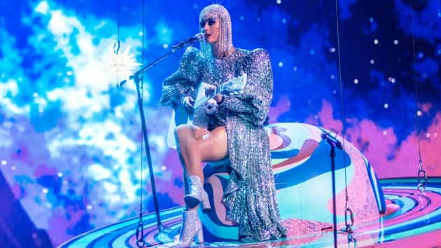 Katy Perry is a “Witness” to a lesbian proposal onstage during National Coming Out Day