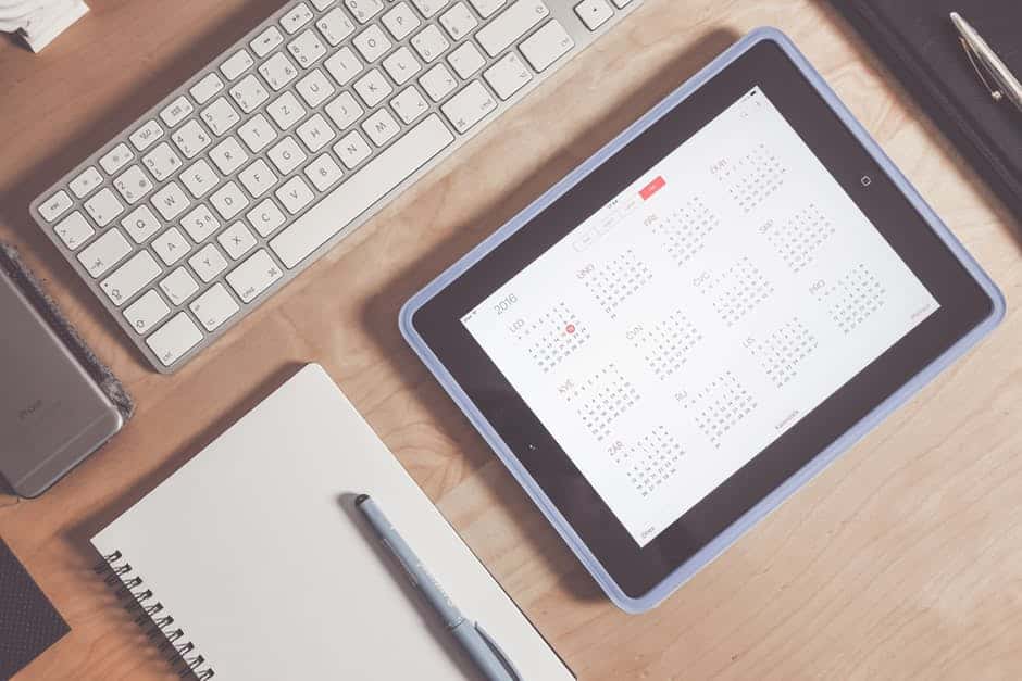 How can you create your own calendar using a computer?