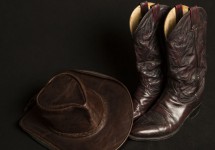 CowboyonhorsebackcrossesbridgetoNYCbringstraffictocrawl..jpg