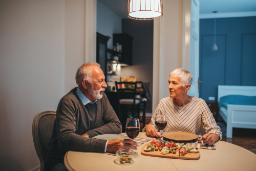 An elderly couple eatring a healthy meal.