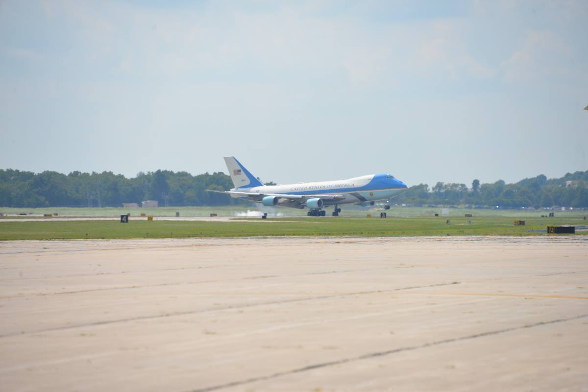 Air Force One Lookalike Draws Double Takes In Springfield 104.1 FM KSGF