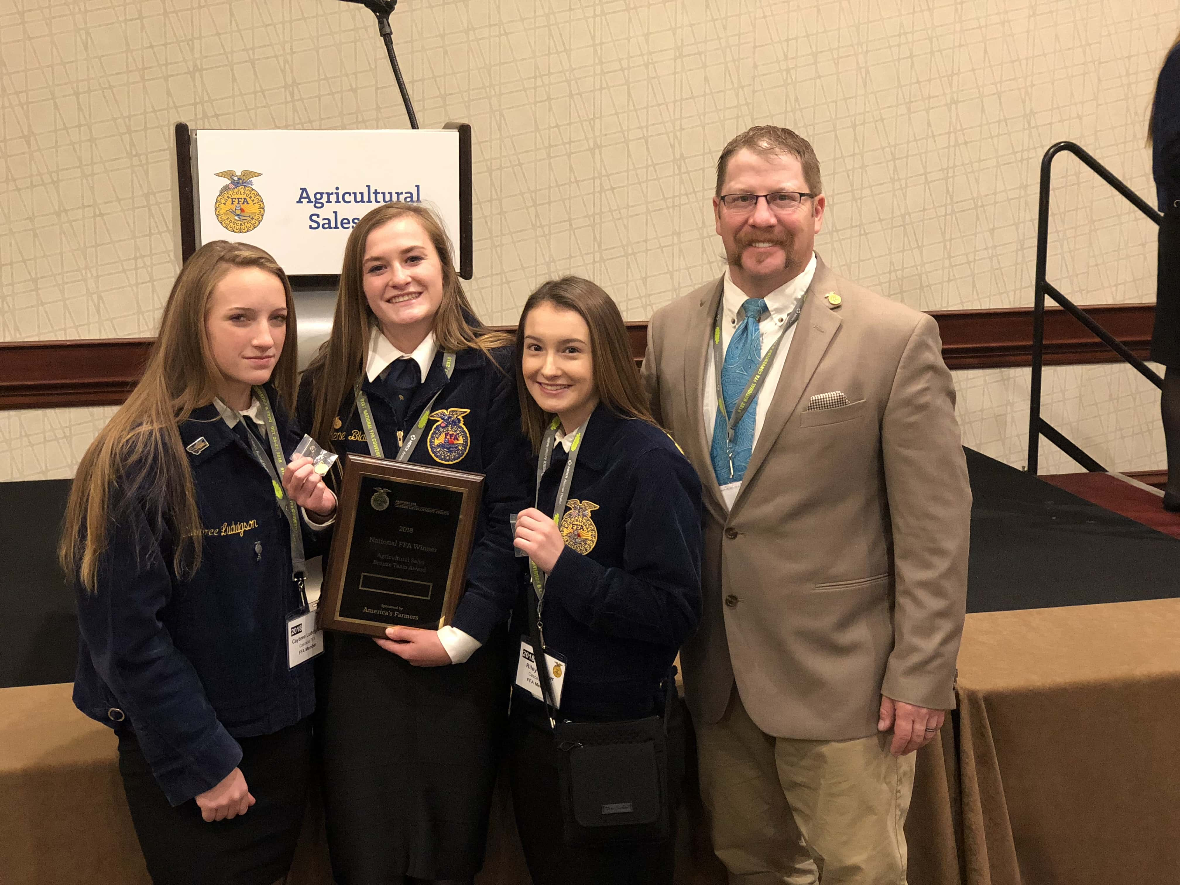 Eric-Tilleman-with-Cascade-FFA-Students | Northern Ag Network