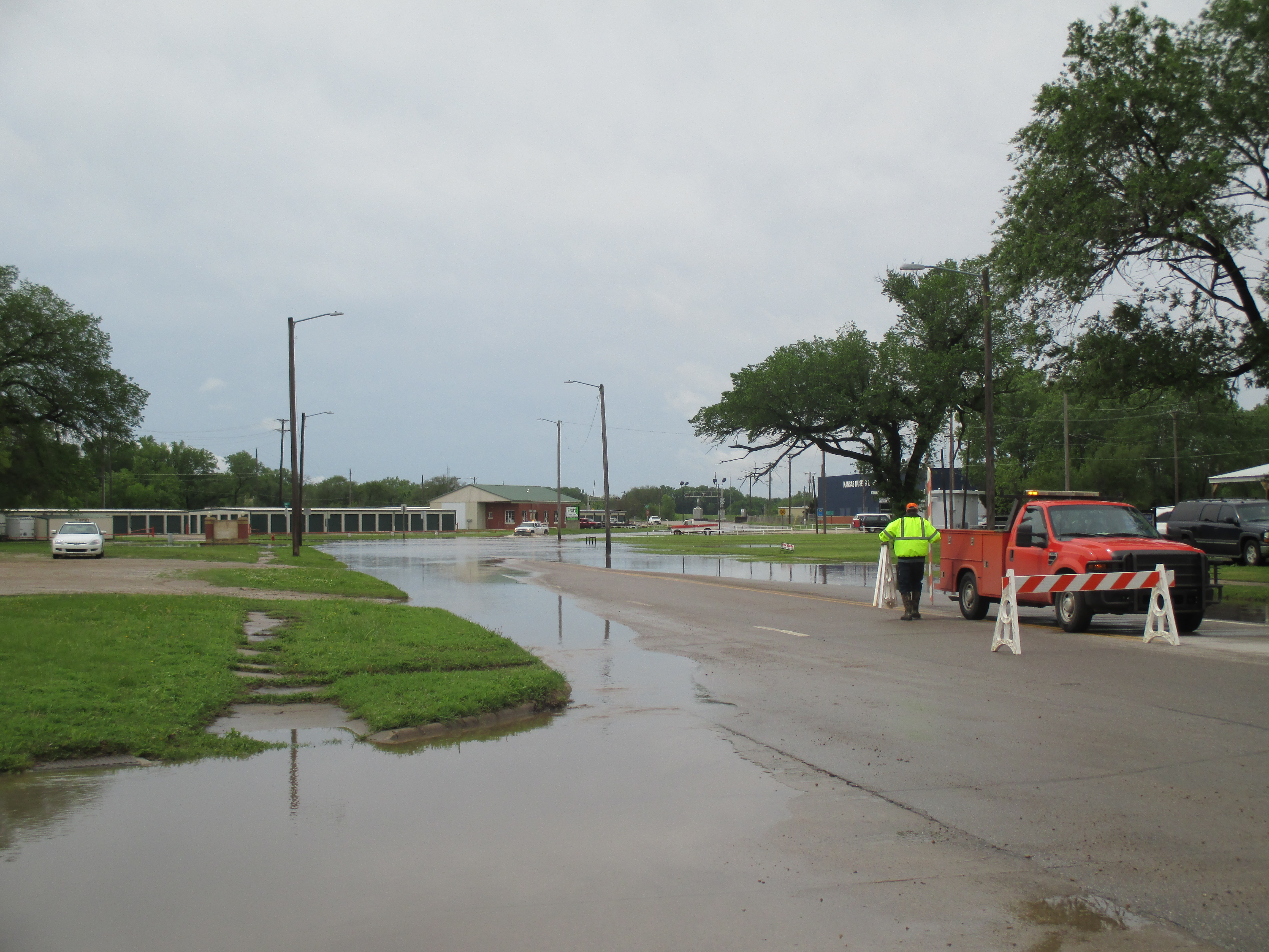 Flooding closes roads across south central Kansas | Country 101.3 KFDI