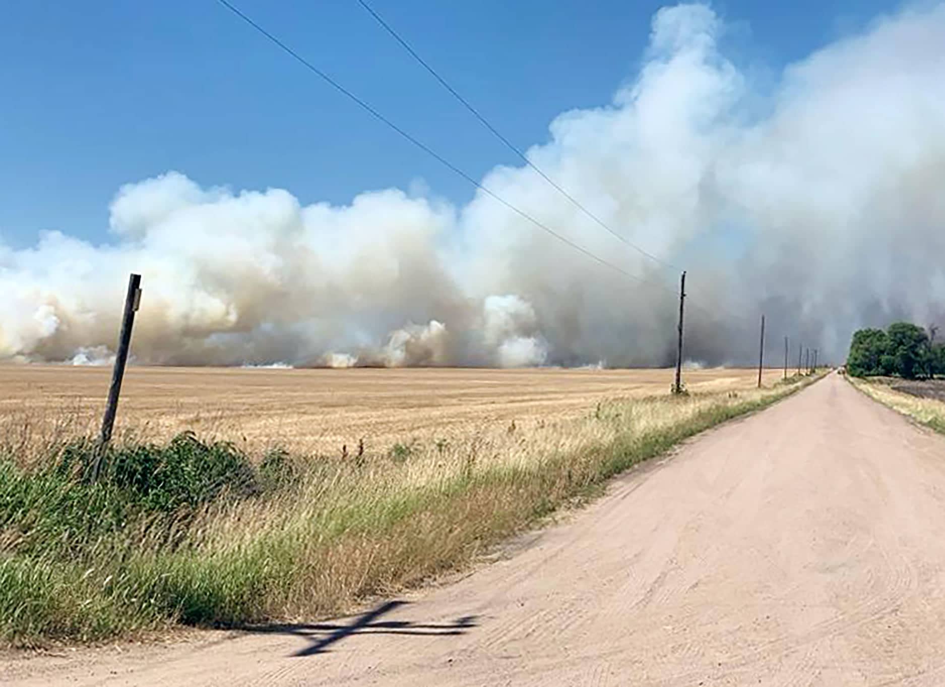 Crews Battle Large Wheat Field Fire In Harvey County | Country 101.3 KFDI