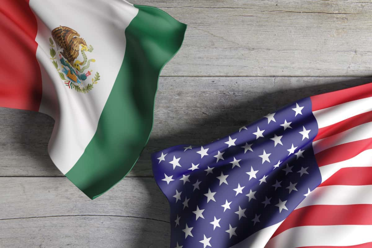 us-mexico-flag_adobestock_137746747_e