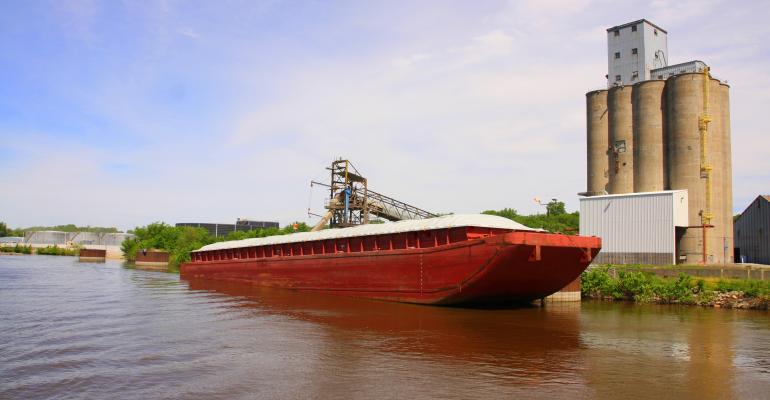 grain-barge-on-mississippi-river_darcymaulsby_istock_thinkstock-510623802