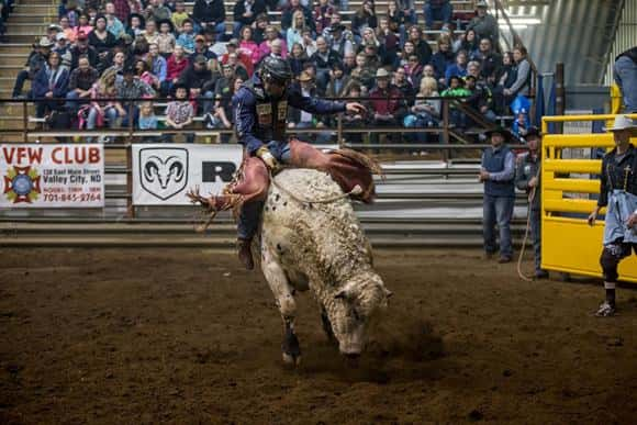 bull-riding-at-the-2017-ndws