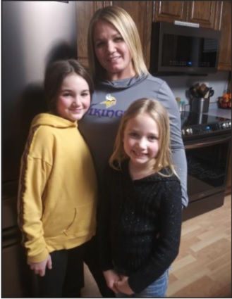 emilee-barnes-and-her-daughters-carlee-left-and-chloee