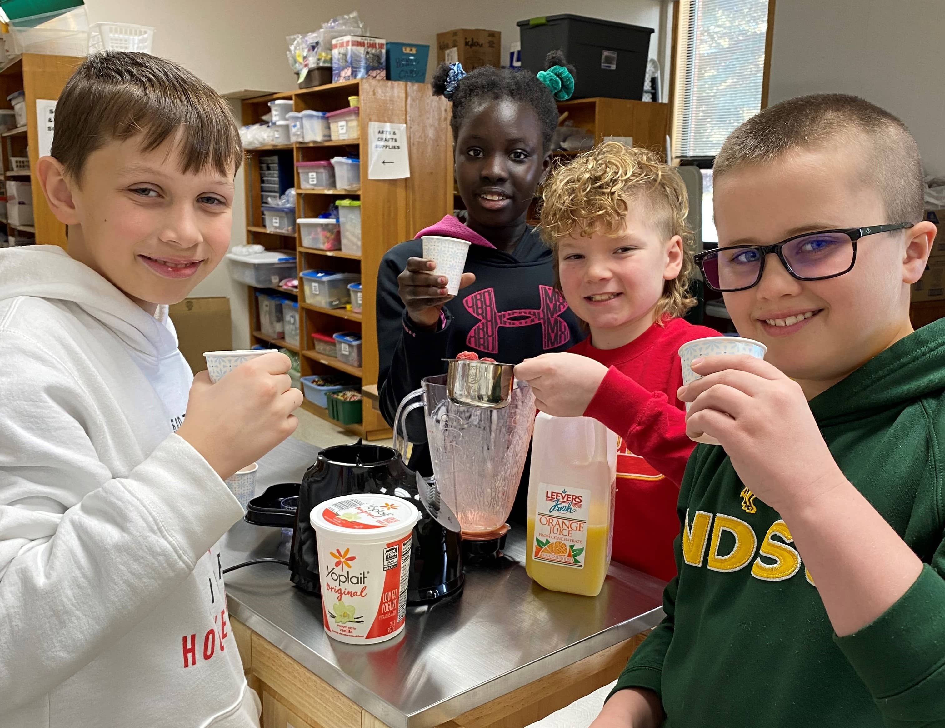 grade-4-students-make-smoothies