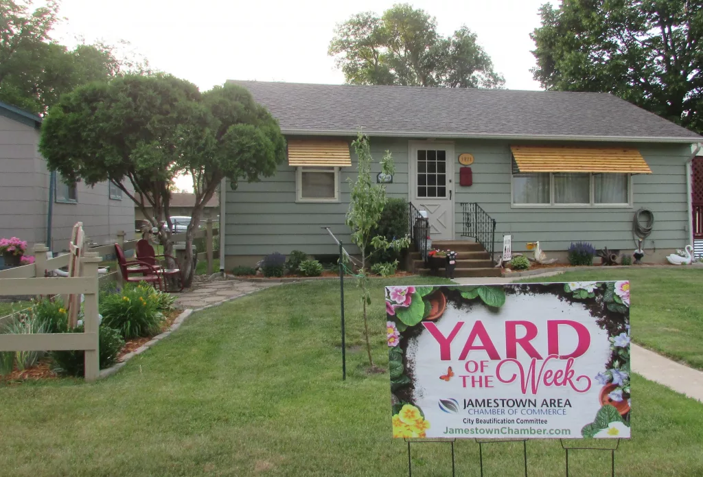 Ryan & Regina Olson Receive Jamestown Yard of the Week - Vimarsana News