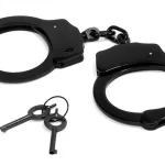 handcuffs-2202224_640