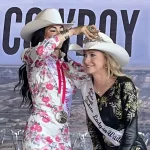 加冕时刻：北达科他州牛仔竞技小姐格蕾丝·斯坦克为克莱尔·格拉纳加冕为新任 2025 年北达科他州牛仔竞技小姐候补女郎。