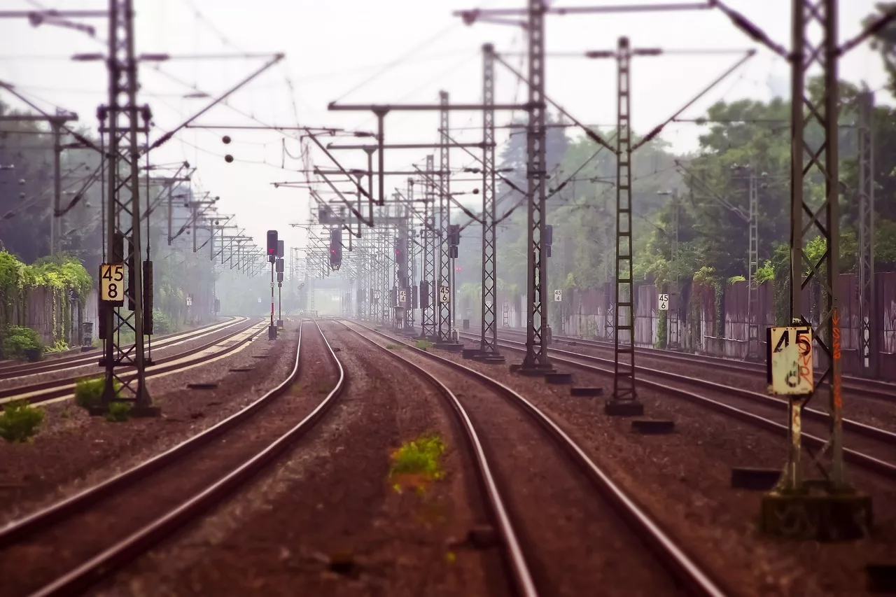 railway-tracks-3455169_1280-1