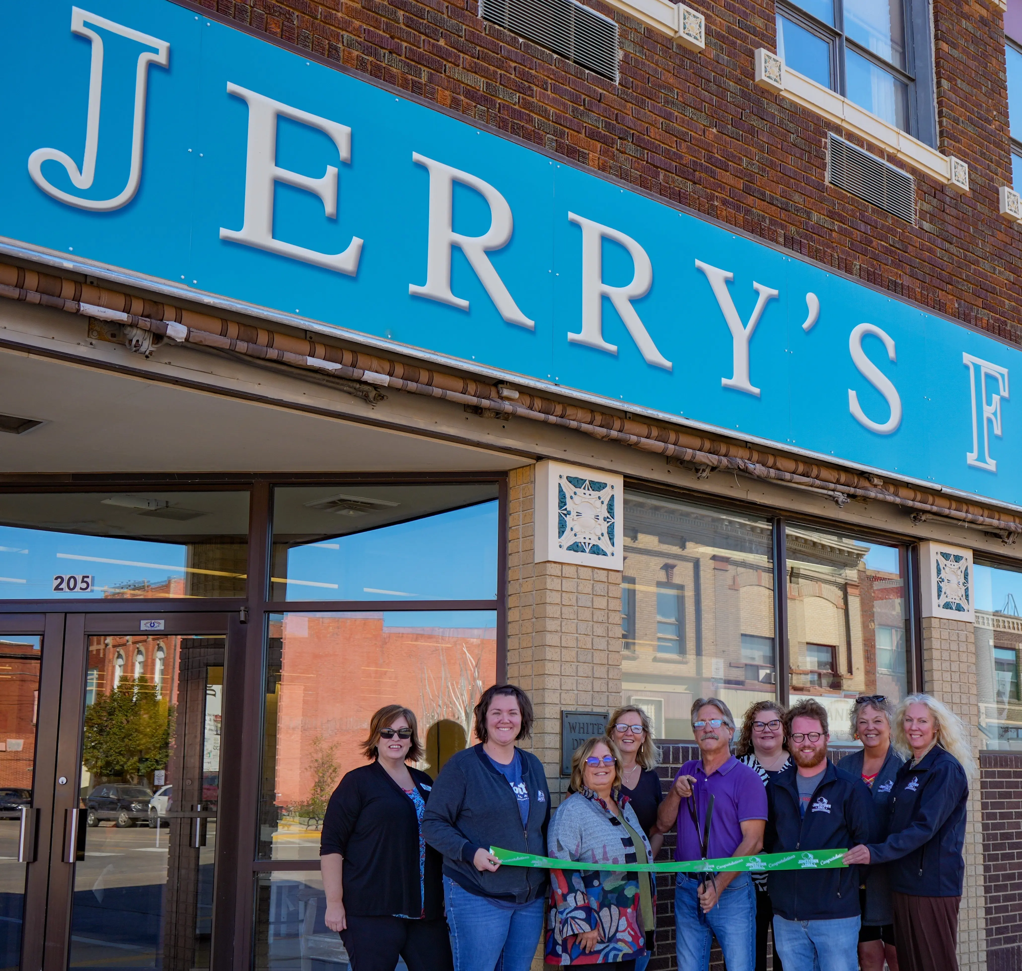 jerrys-furniture-ribbon-cutting
