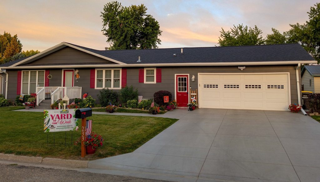 Terry & Marna Schulz Receive Yard of the Week Recognition