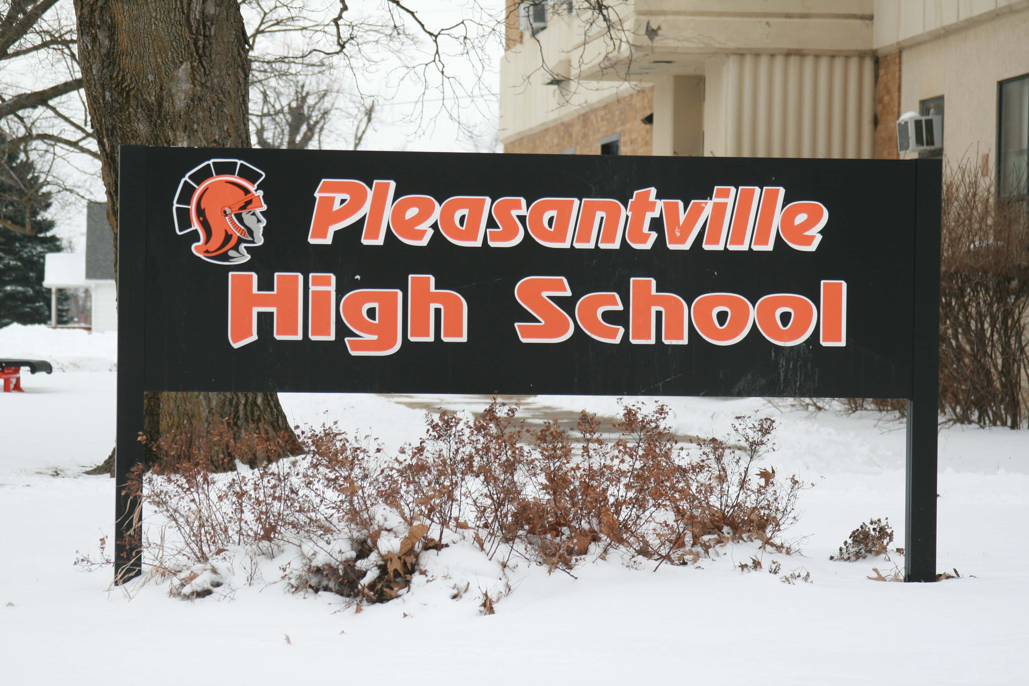 pleasantville_iowa_20080111_high_school_sign