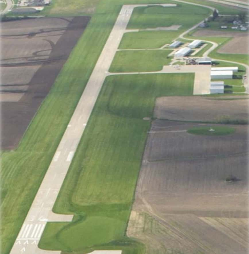 pella-airport-runway