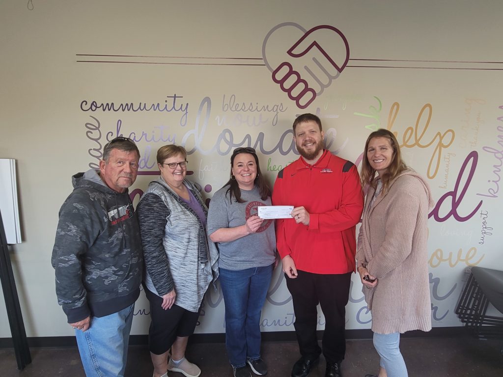 KNIA Radio Provides Donation to Helping Hand of Warren County - Vimarsana News