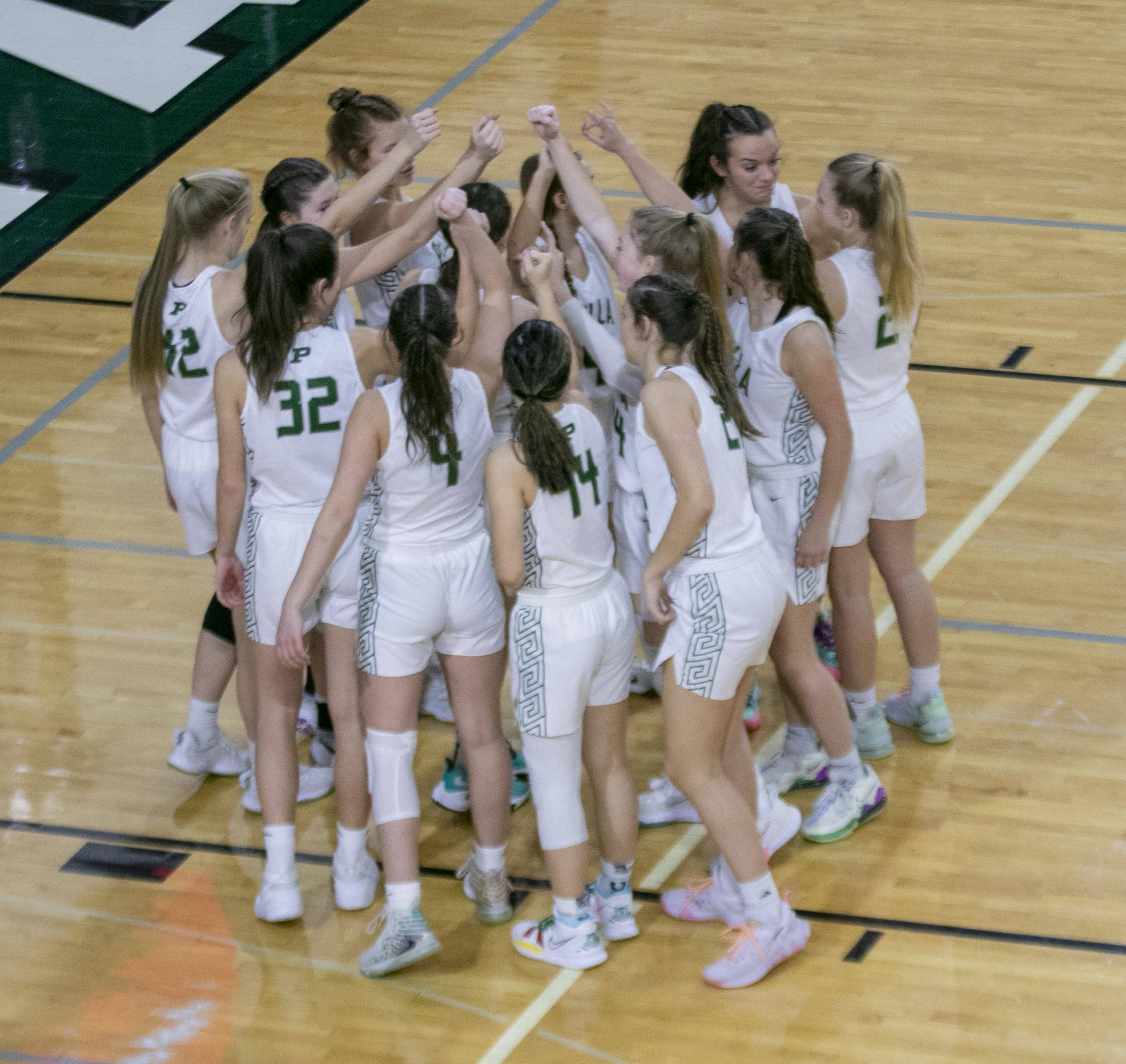 pella-girls-basketball-2022_01