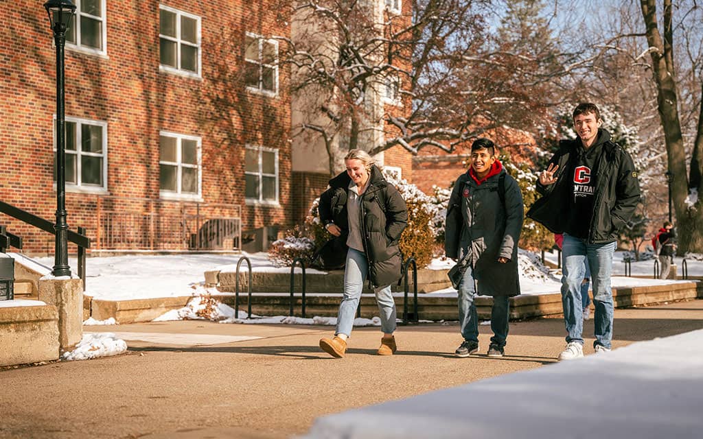 central-college-students-walking-jan-2023