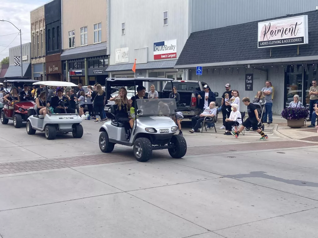 Knoxville Hosts Their Homecoming Parade - Vimarsana News