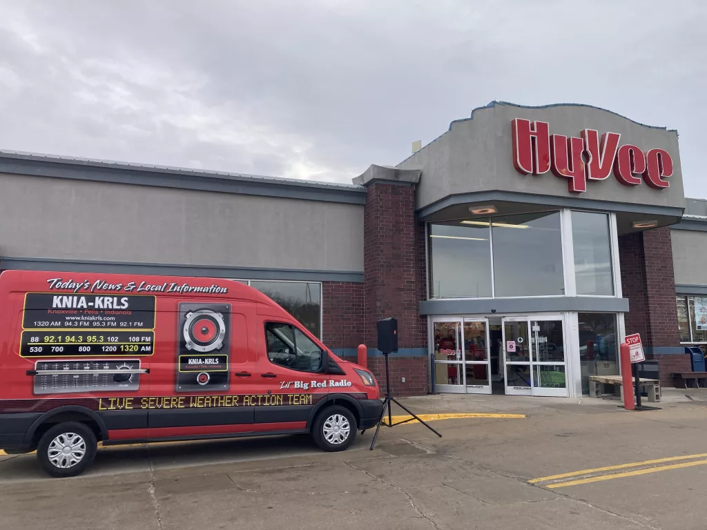 KNIA/KRLS Lil' Big Red Radio Makes Stops at Pella and Oskaloosa Hy-Vee Stores for Food Drive Fridays | KNIA KRLS Radio - Vimarsana News