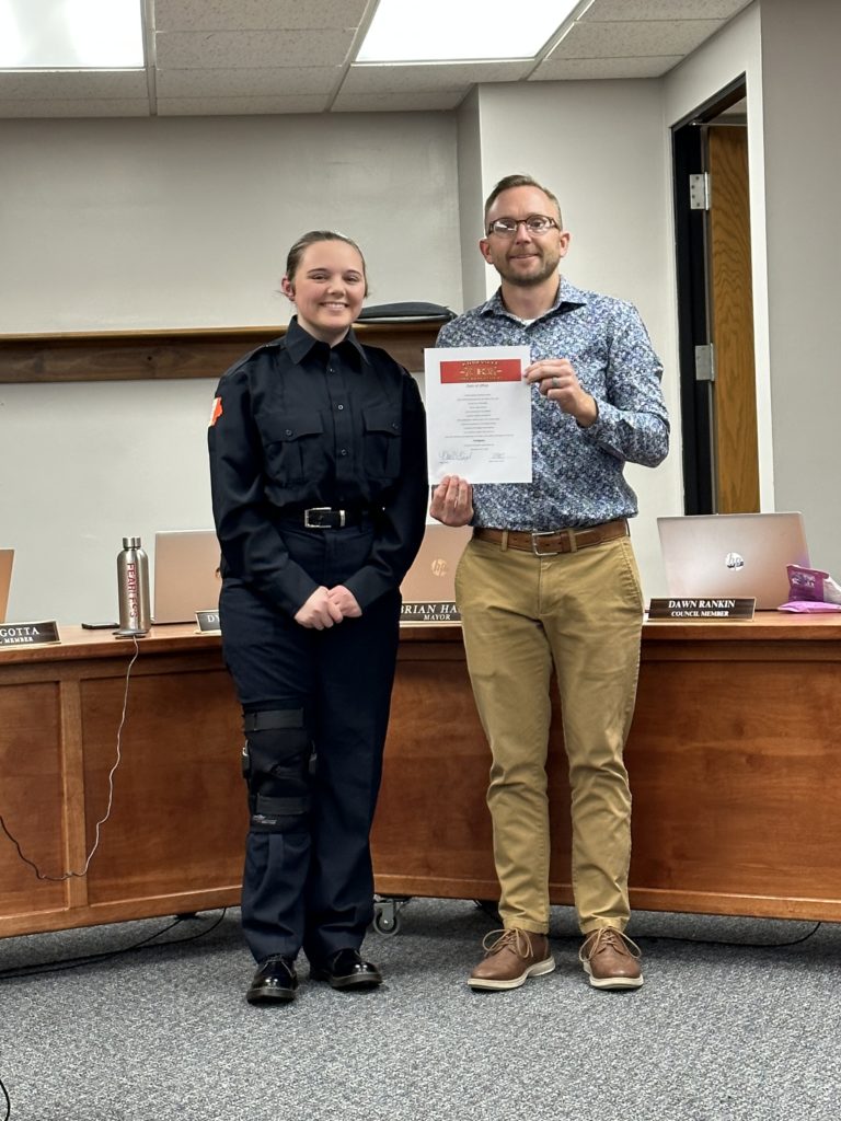Oath of Office Administered to Firefighter Noel Lloyd at Knoxville City Council Meeting - Vimarsana News
