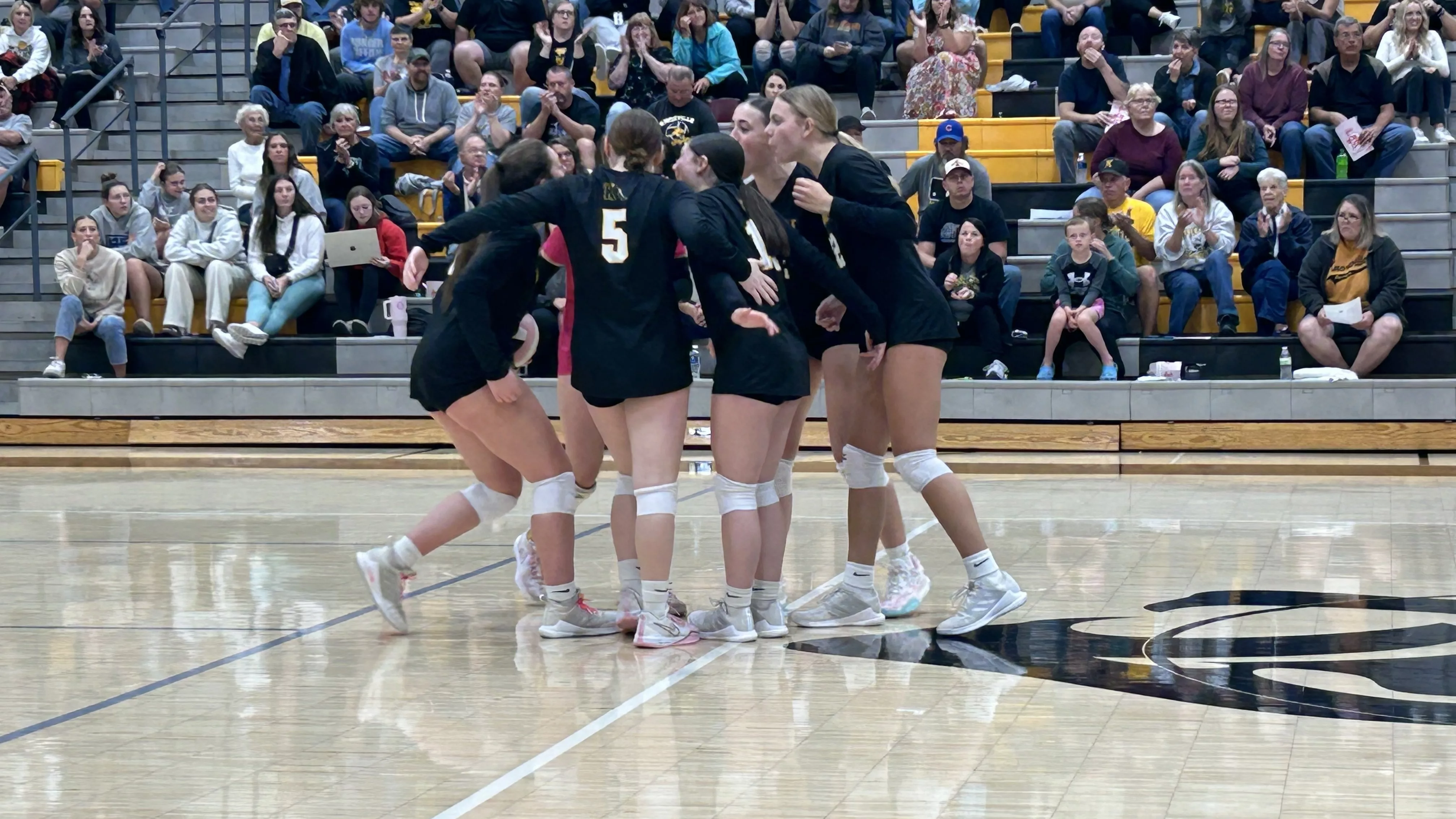 khs-vb-team-huddle