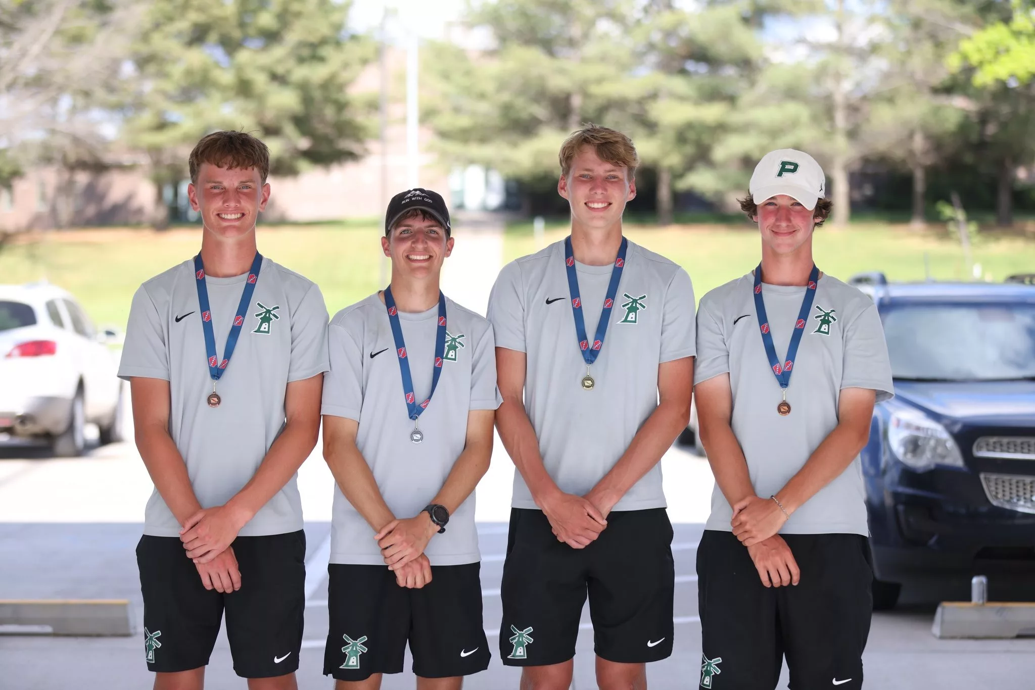 pella-boys-tennis-district