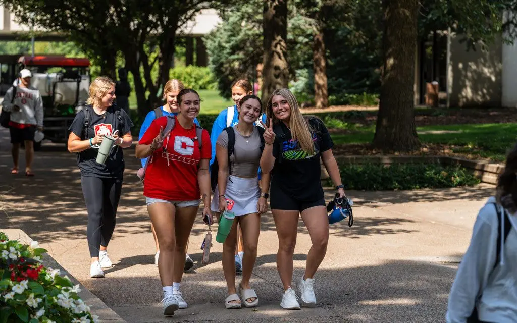 central-college-3-female-students-thumbs-up