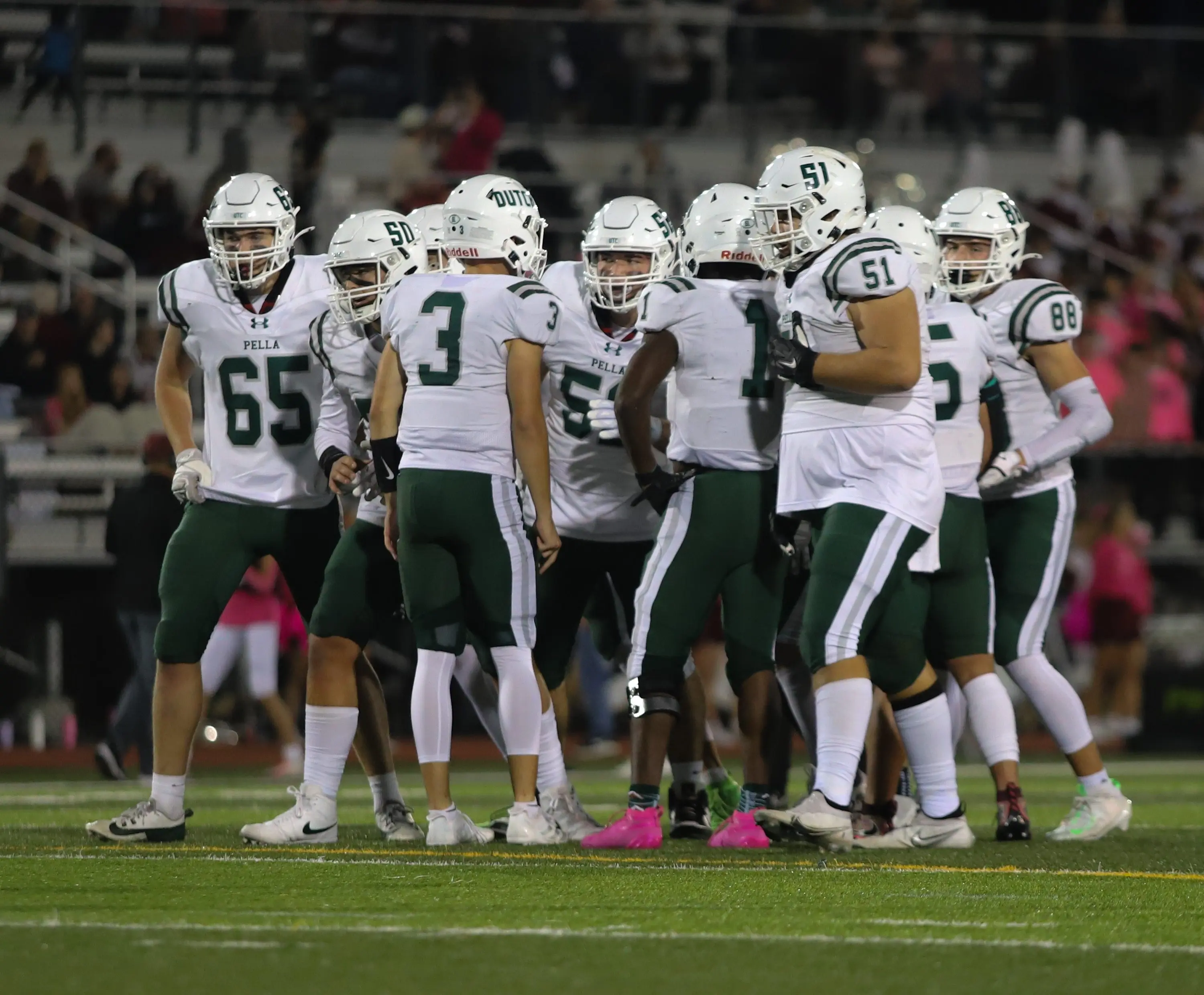 pella-football-huddle