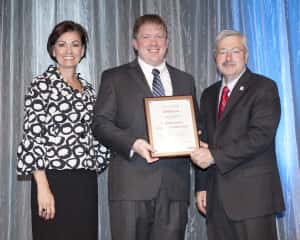 JMMS Board President Jamie Daubendiek (center) receiving award from Lt. Gov. Kim Reynolds (left) and Gov. Terry Branstad (right). Picture courtesy of JMMS