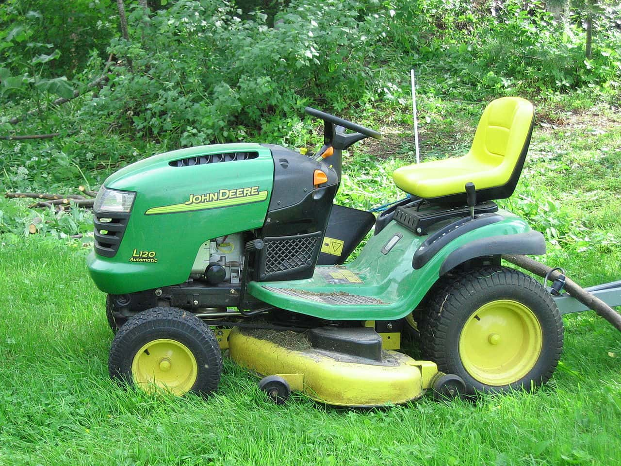 1280px-john_deere_lawn_mower