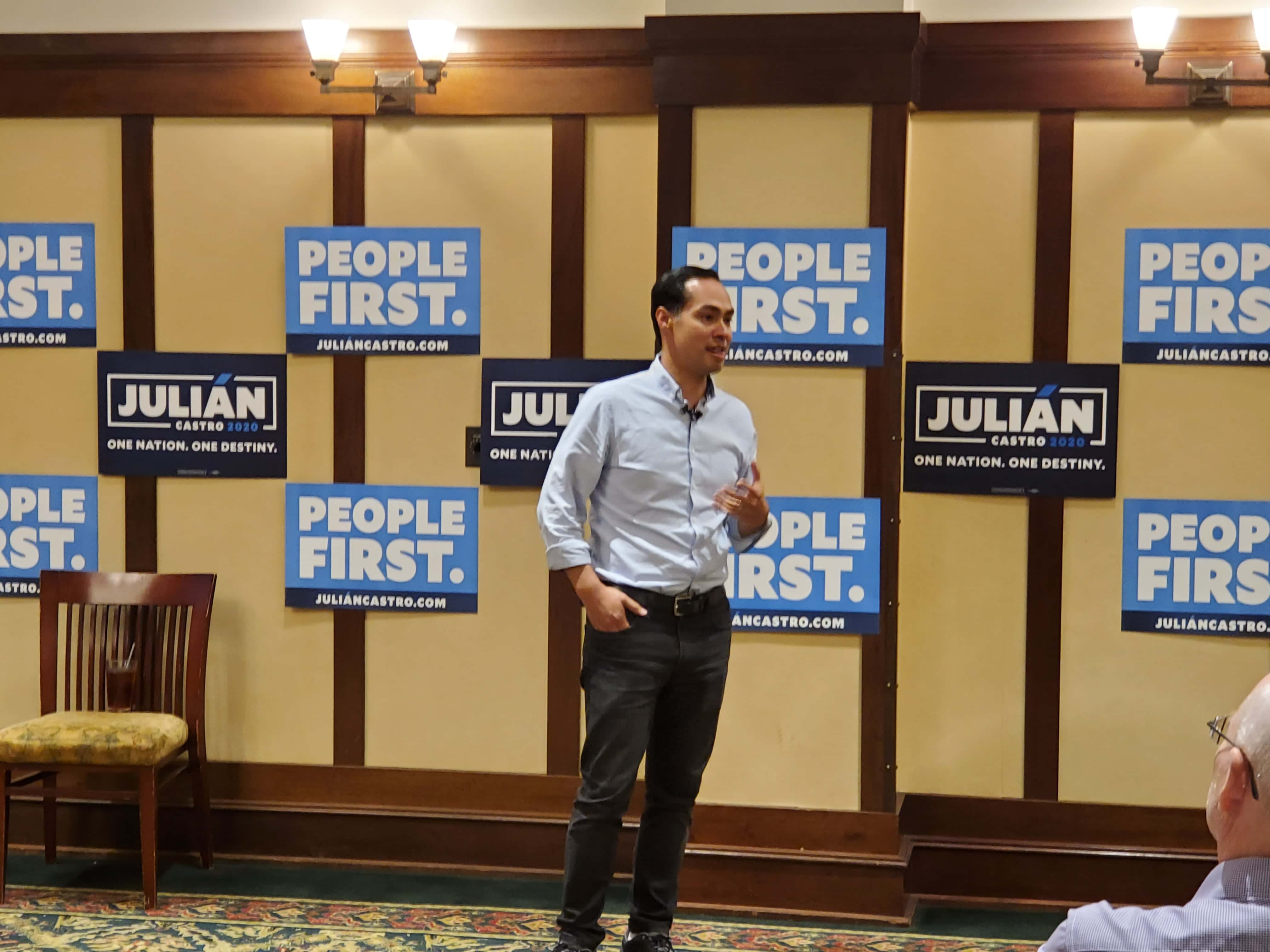 julian-castro-in-perry-1