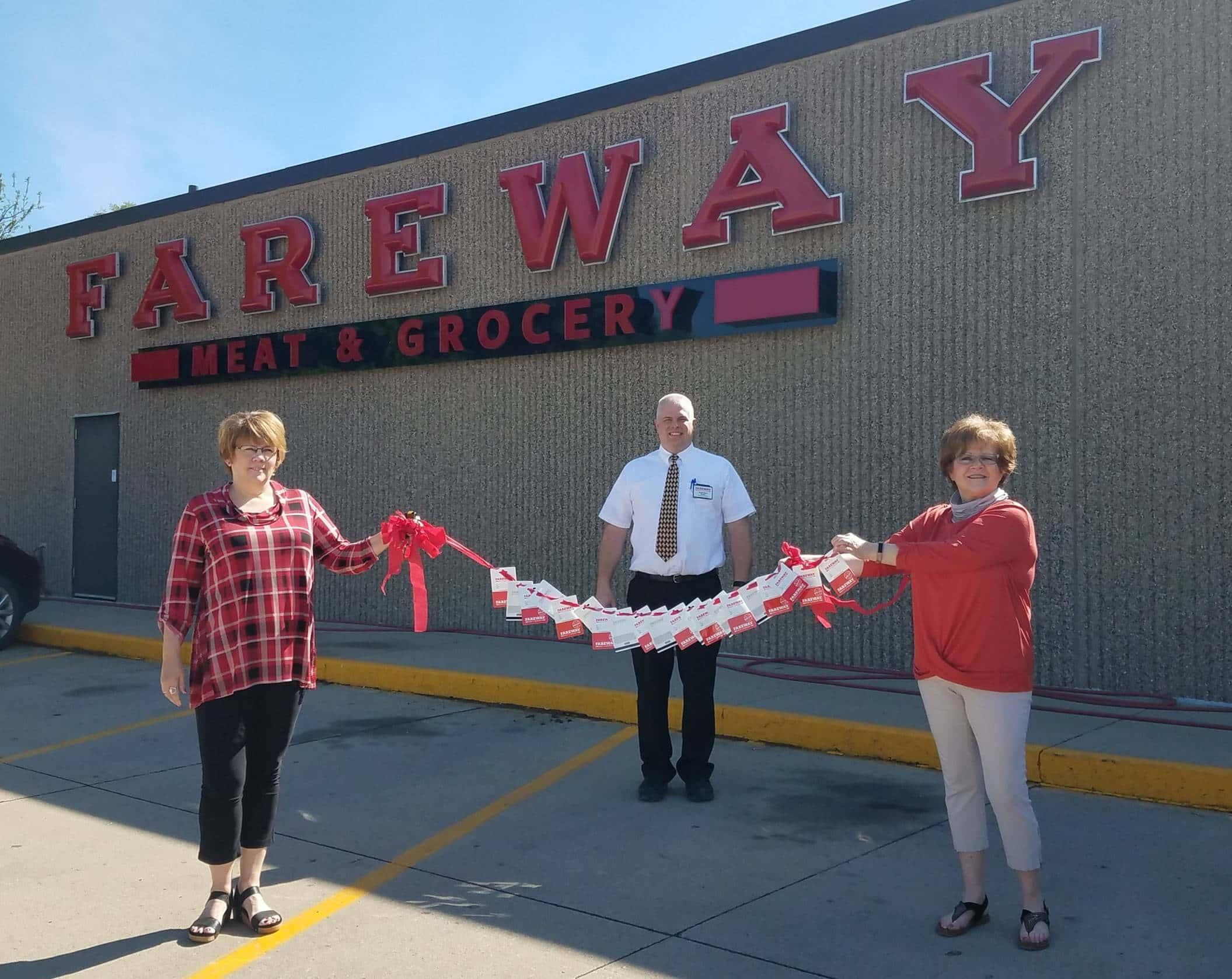 chamber-receives-another-fareway-donation