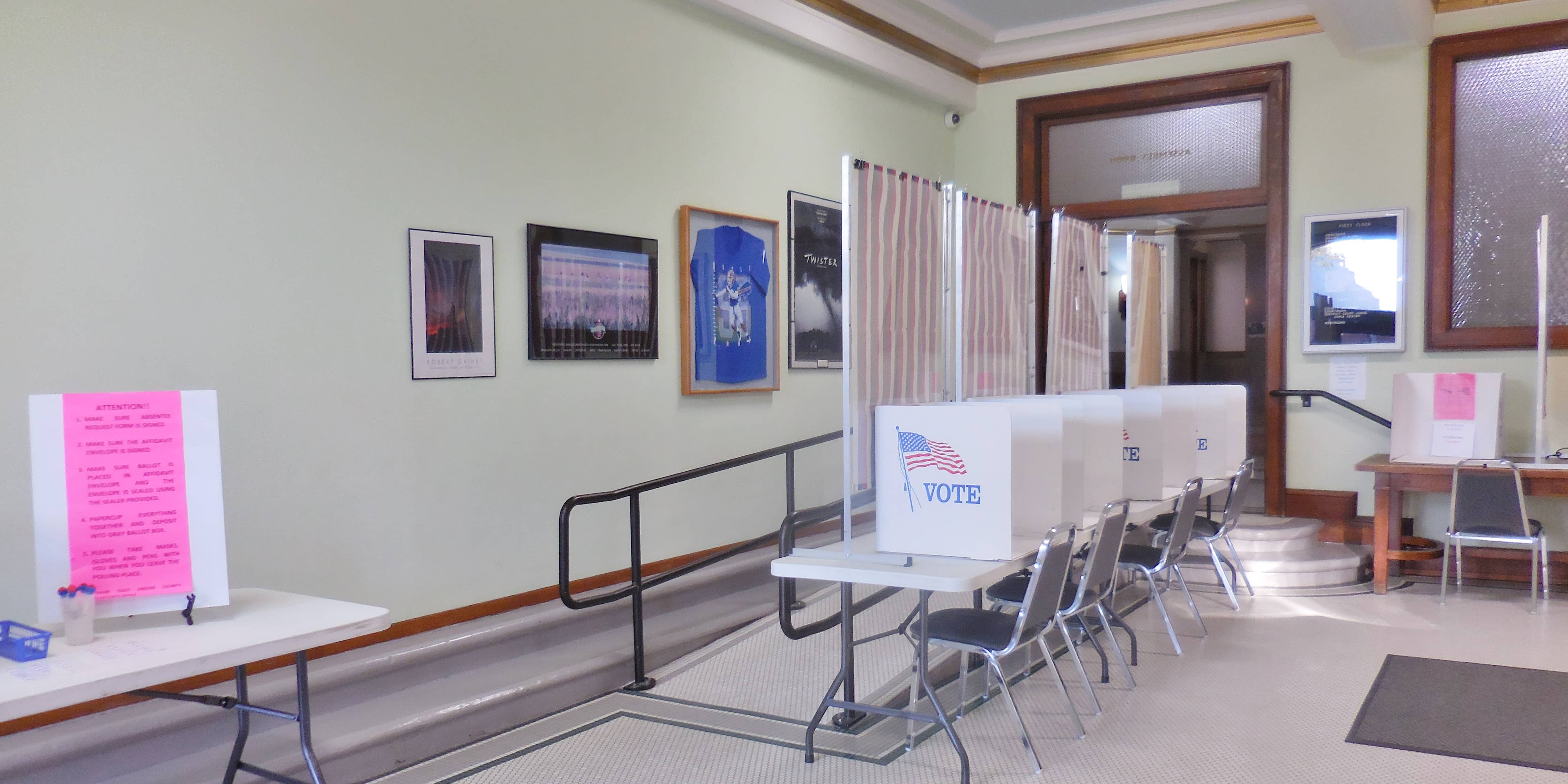 voting-at-courthouse