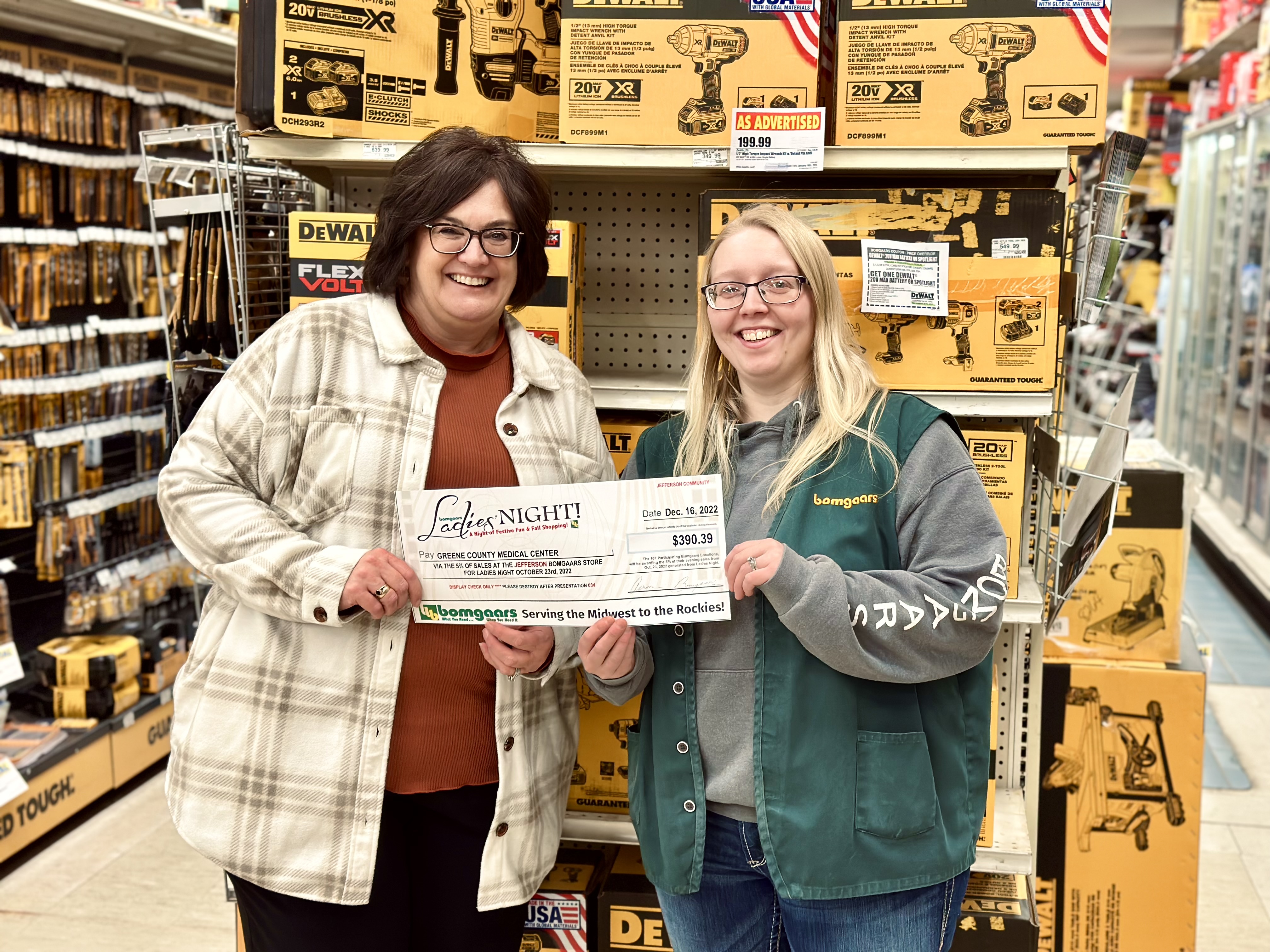 bomgaars-ladies-night-2022-check-presentation-2