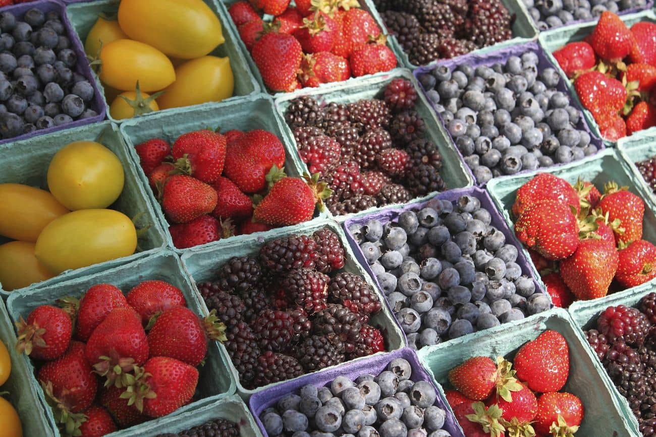 free-berries-at-farmers-market-image-public-domain-fruit-cc0-photo