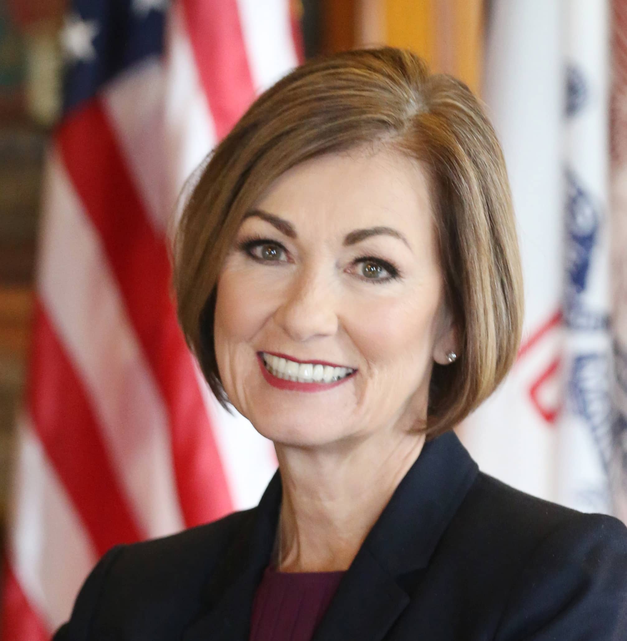 2022_govkimreynolds_headshot_closeup_flags_200h