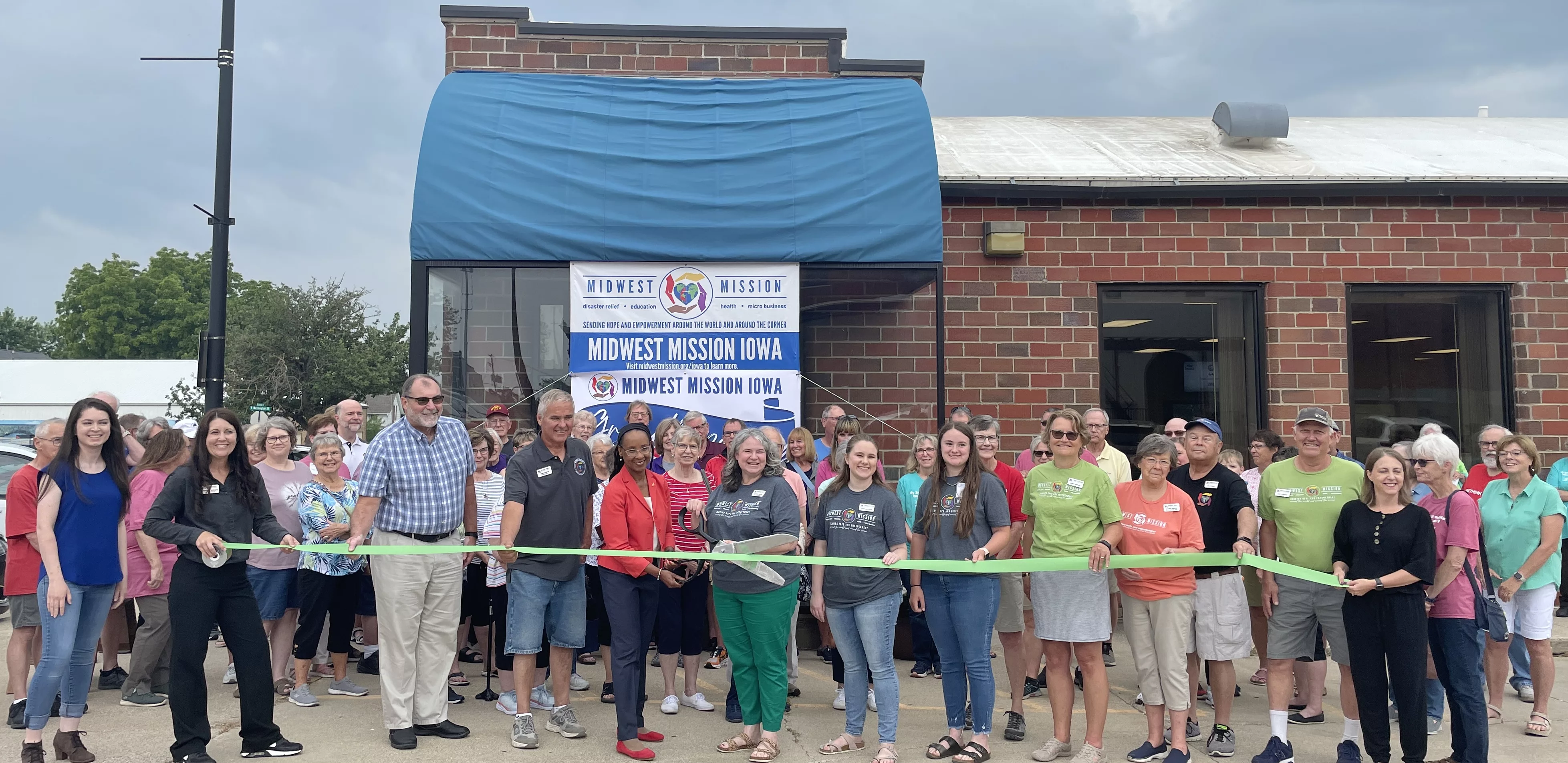 midwest-missions-ribbon-cutting