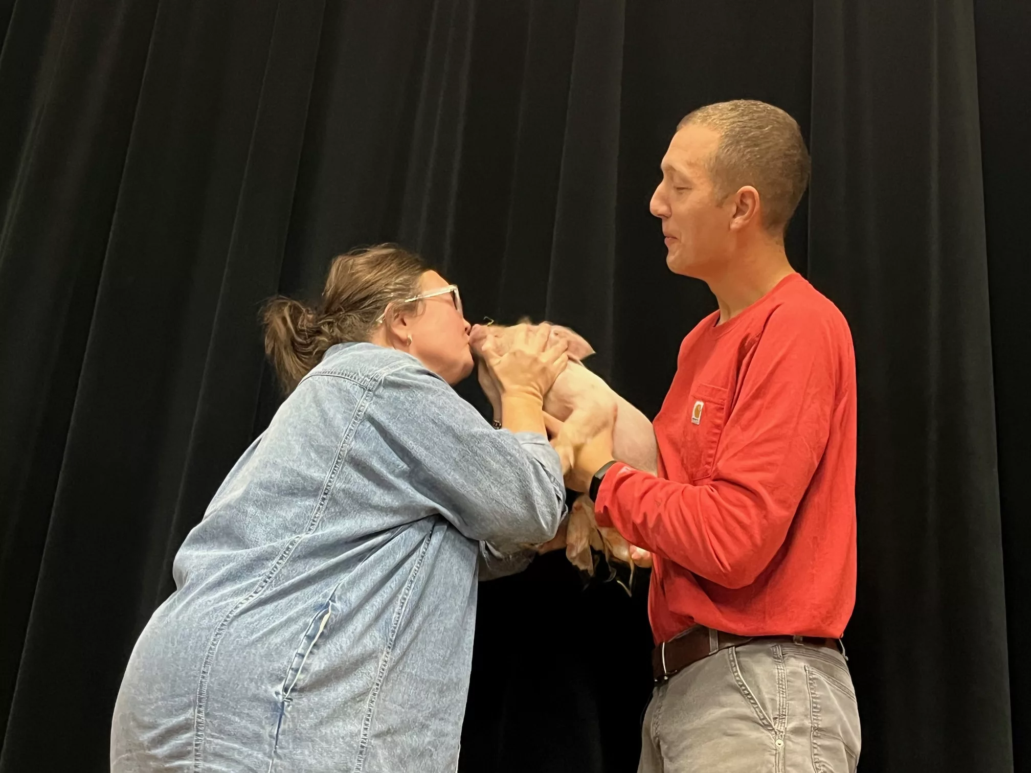 pc-principal-annie-smith-kisses-pig