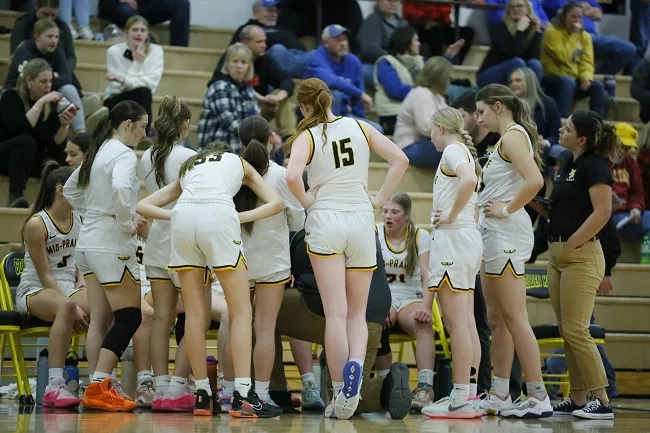 mp-girls-basketball-huddle