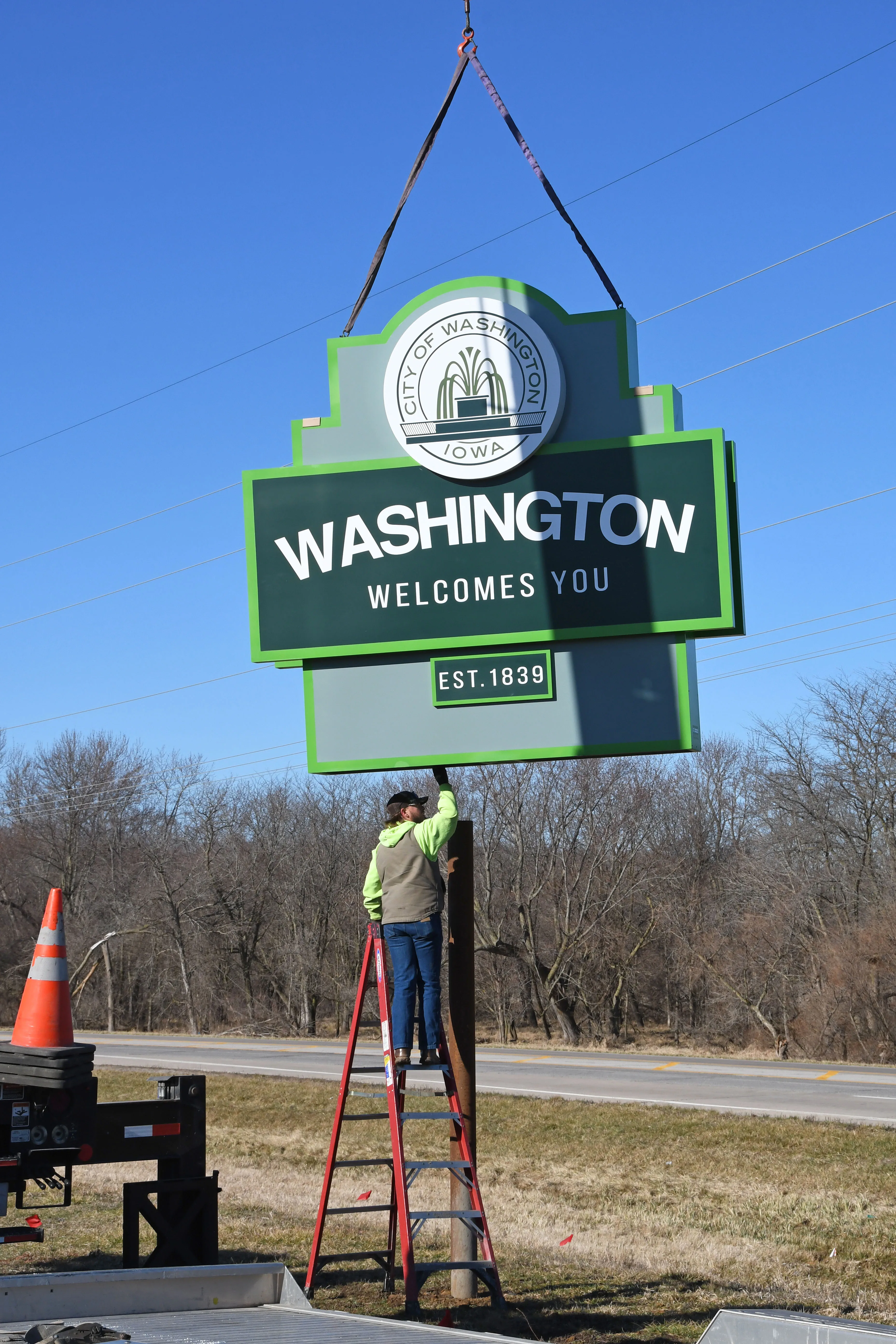 5469-setting-sign-on-pole