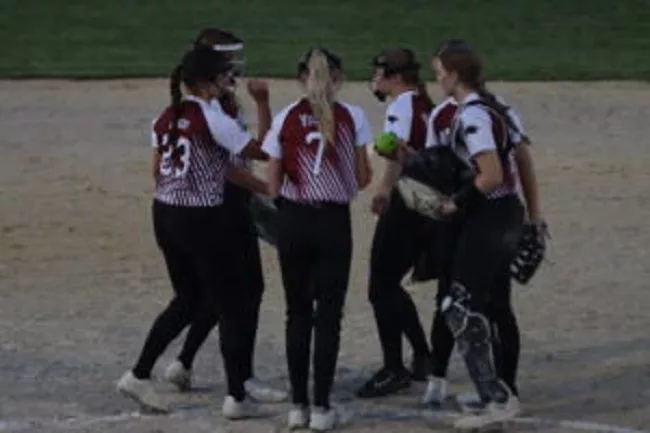 hillcrest-softball-huddle