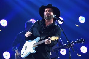 artist-country-garthbrooks-cmaawards-nashvilletn-110817-editorial-3-1-3