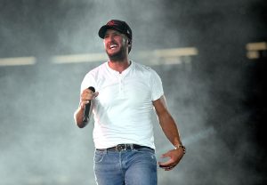 luke-bryan-on-stage-1-1-1-2