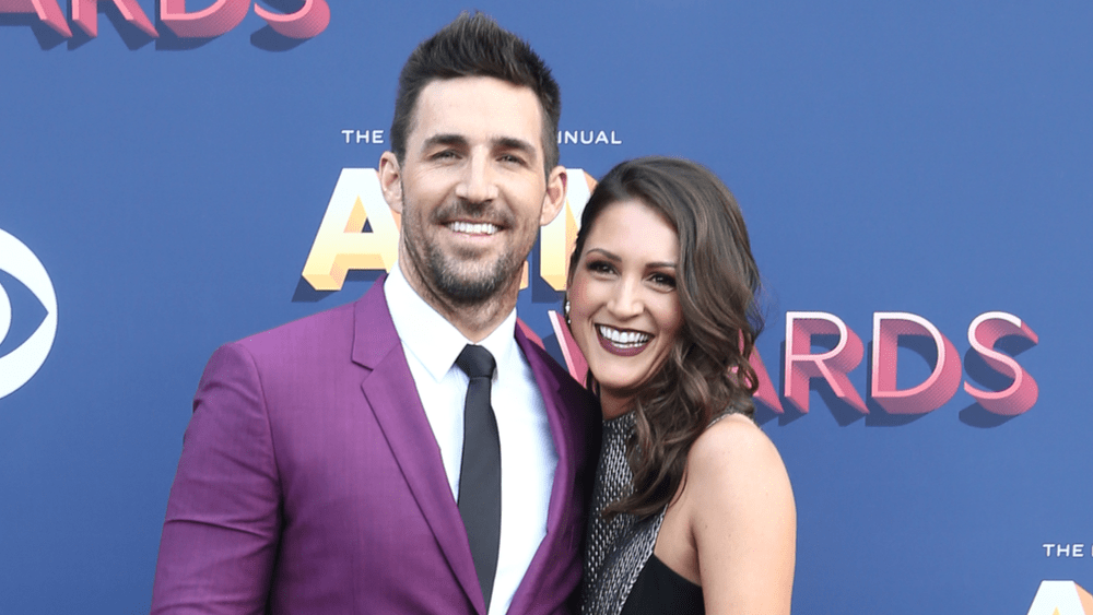 Jake Owen & Girlfriend Erica Hartlein Are Engaged | Kicks Country