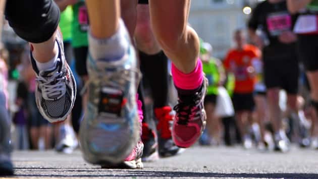 istock_012919_momrunningrace