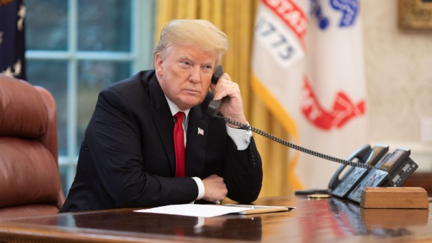 wh_32219_trumponphone