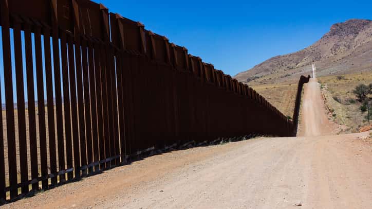 istock_041719_borderwall